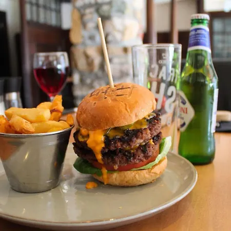 Отель Allerdale Court 3*