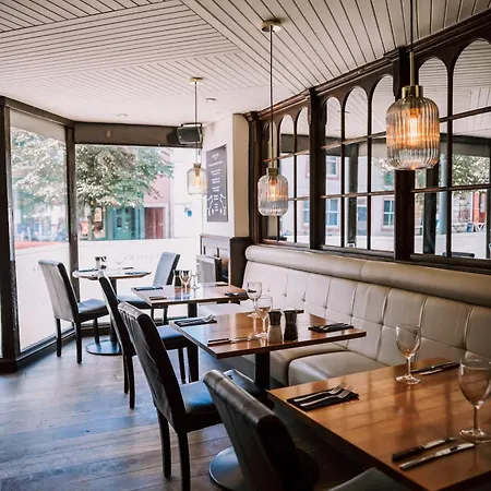 מלון Allerdale Court 3*